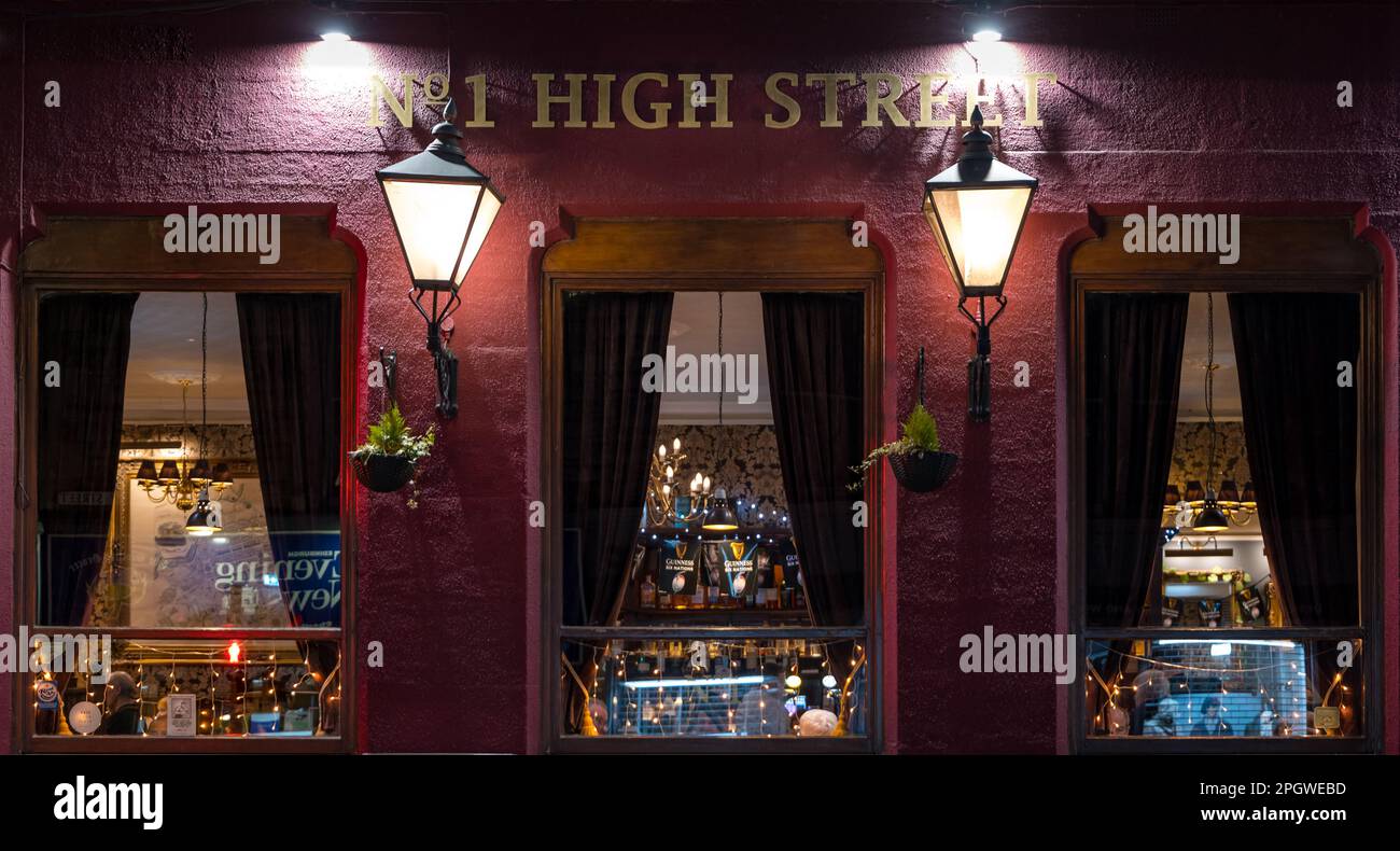 Keine 1 High Street Pub Fenster bei Nacht, Royal Mile, Edinburgh, Schottland, Großbritannien Stockfoto