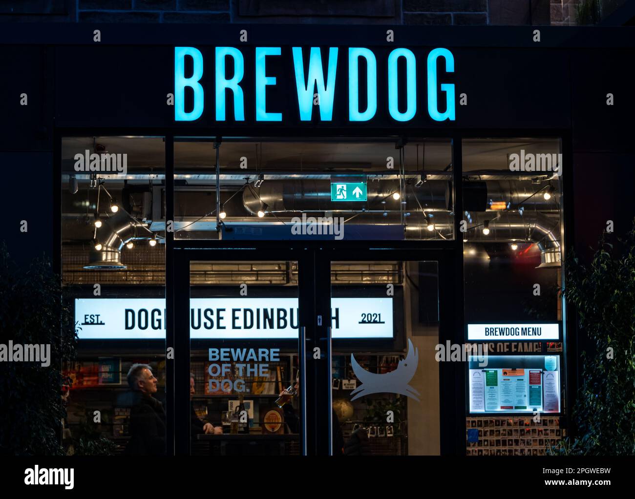 BrewDog Pub Neonschild beleuchtet bei Nacht, Edinburgh, Schottland, Großbritannien Stockfoto