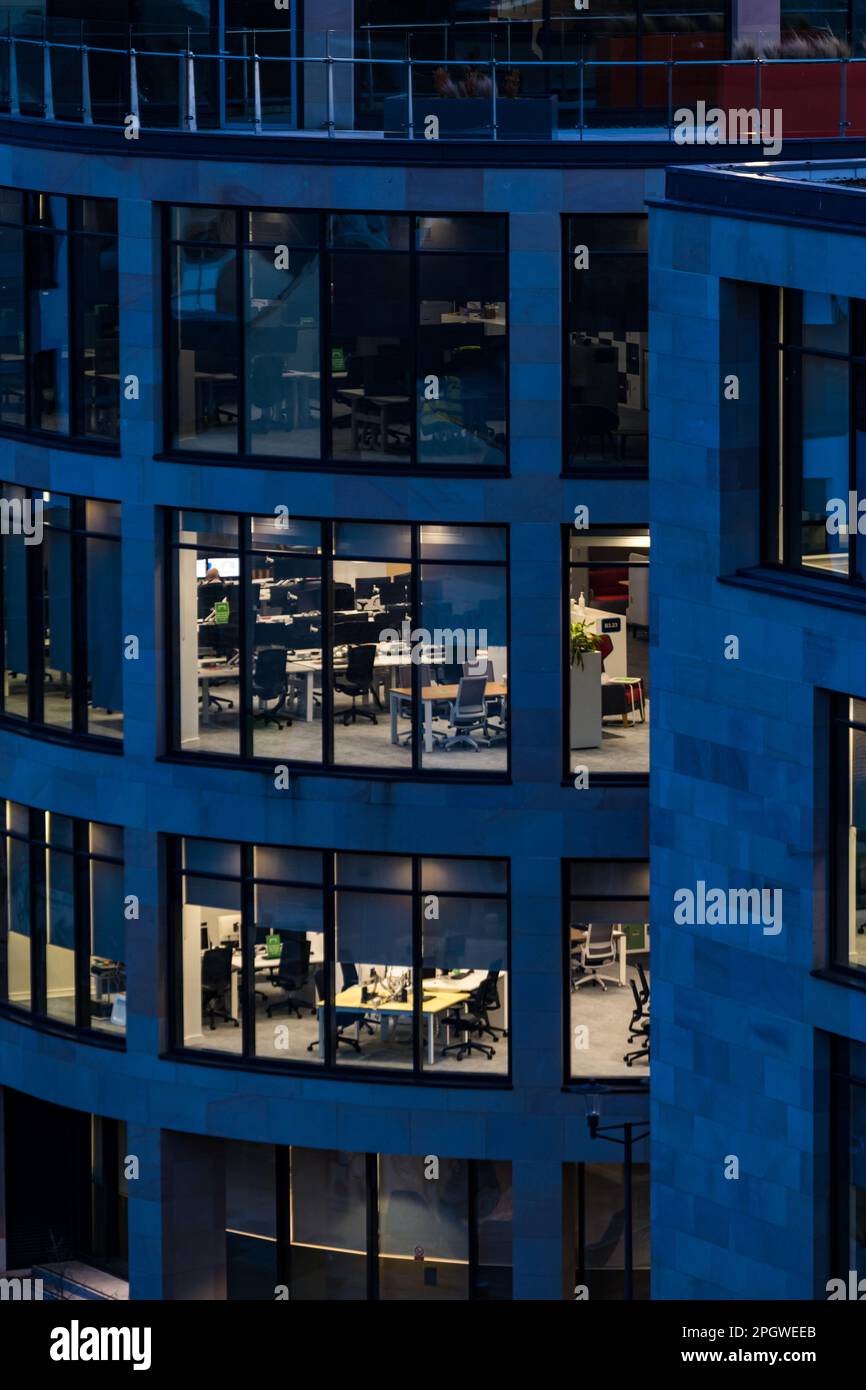 Nachts beleuchtete Fenster im Bürogebäude, Edinburgh, Schottland, Großbritannien Stockfoto