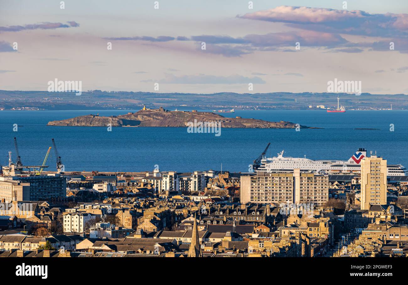 Blick von Calton Hill nach Leith, Fife und Firth of Forth mit MS Victoria Fähre und Inchkeith Island, Edinburgh, Schottland, Großbritannien Stockfoto