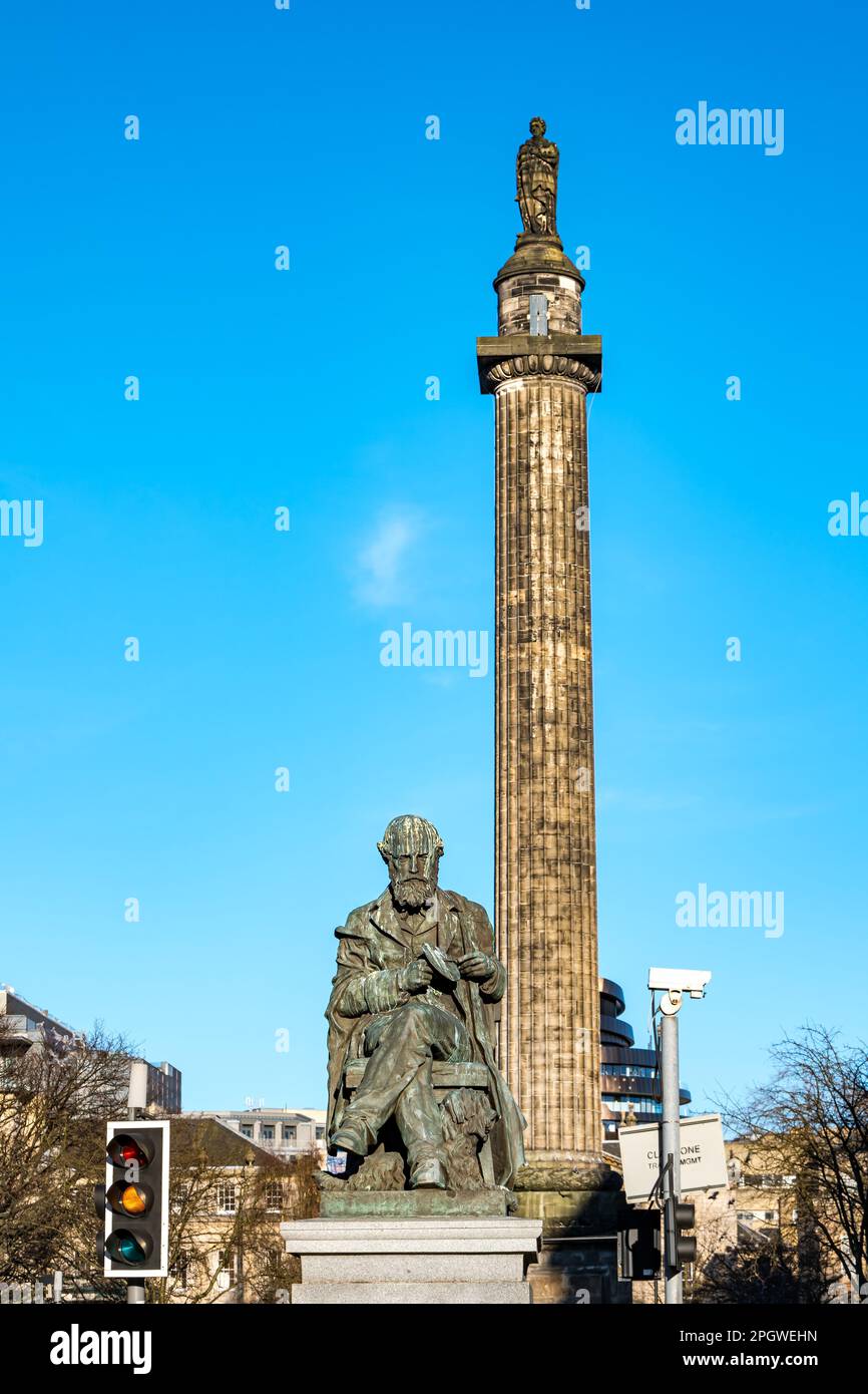 James Clerk Maxwell Statue und Melville Monument of Henry Dundas, St Andrew Square, Edinburgh, Schottland, Großbritannien Stockfoto