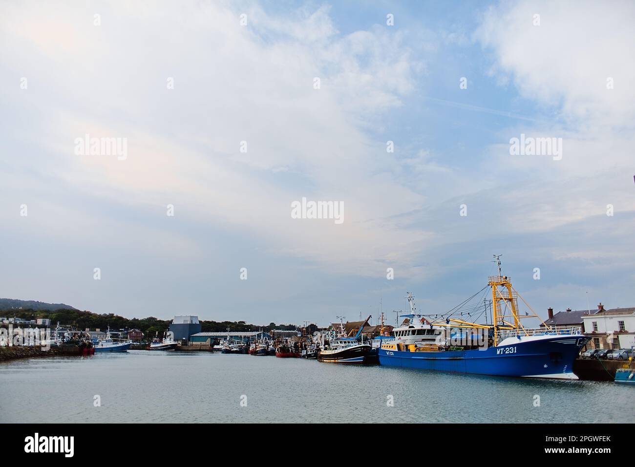 Hafen und Yachthafen in bewölkter Umgebung in Howth, Dublin, Irland. Stockfoto