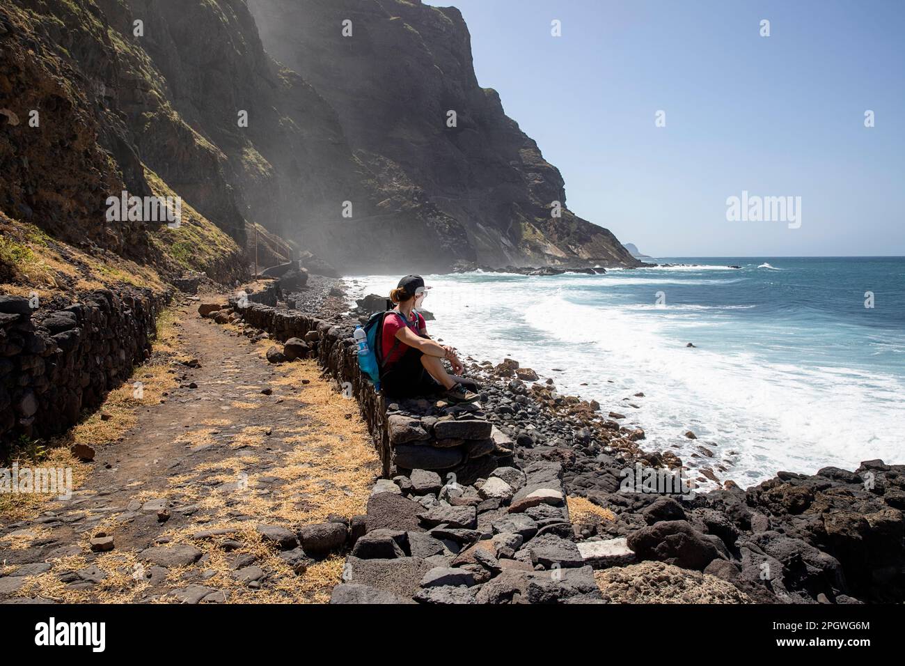 Mutter und Sohn, Wanderer auf dem Küstenwanderweg nach Ponta do Sol, umgeben von atlantik und hohen Klippen auf Santo Antao Insel, Cabo verde Stockfoto