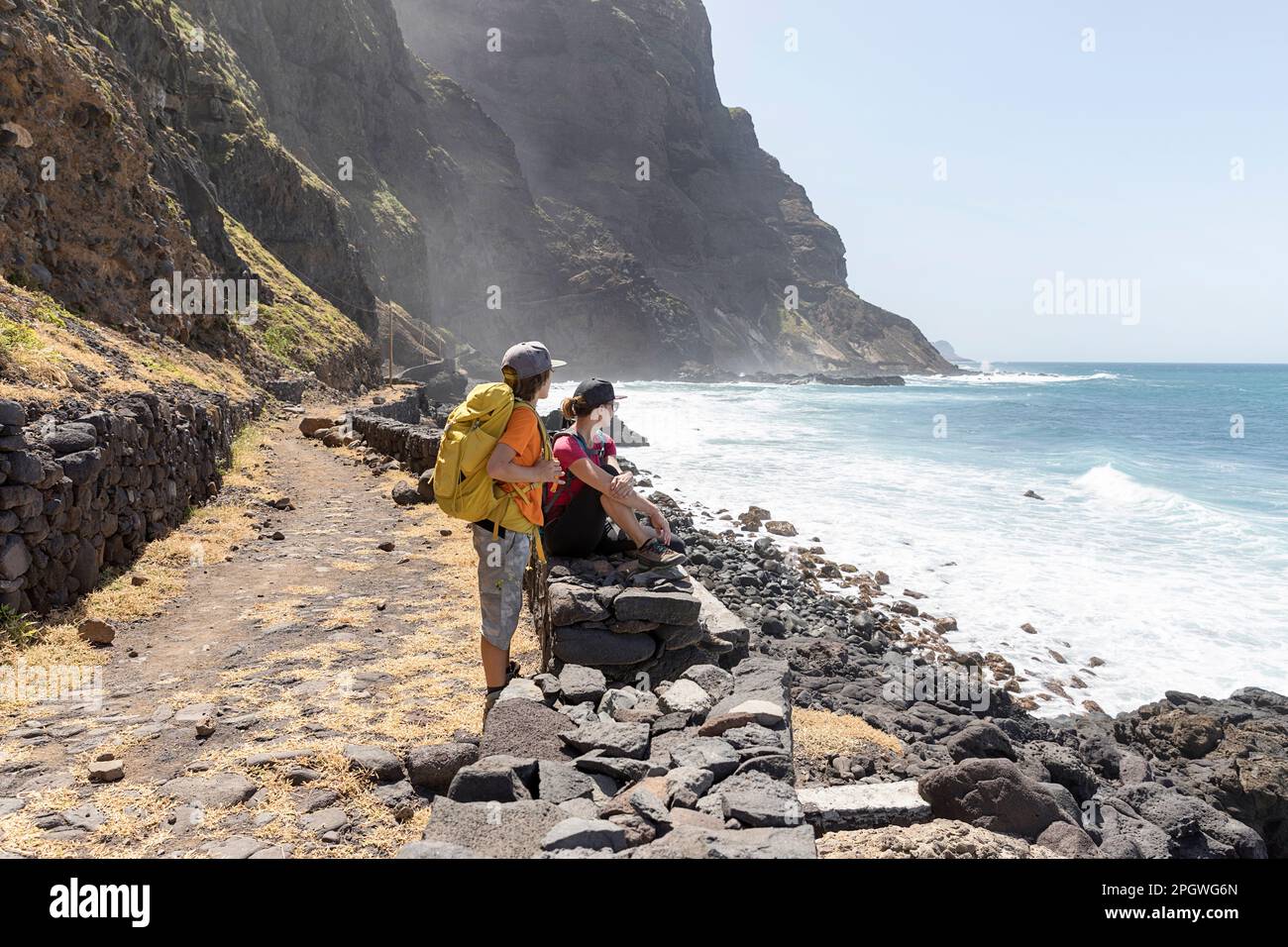 Mutter und Sohn, Wanderer auf dem Küstenwanderweg nach Ponta do Sol, umgeben von atlantik und hohen Klippen auf Santo Antao Insel, Cabo verde Stockfoto