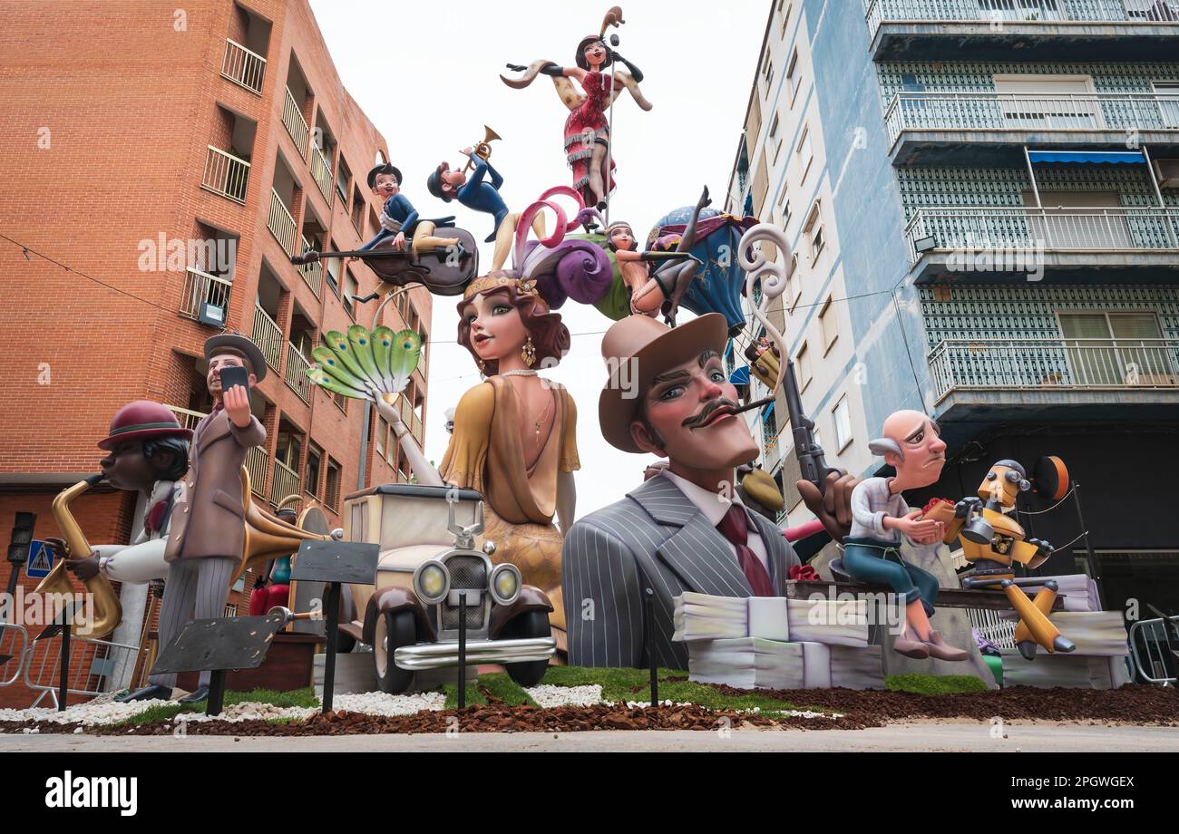 Gandia, Spanien - 15. März 2022: „Ninot“-Figuren mit dem Thema „Swing“ und 20ies für die traditionelle spanische „Fallas“-Feier Stockfoto