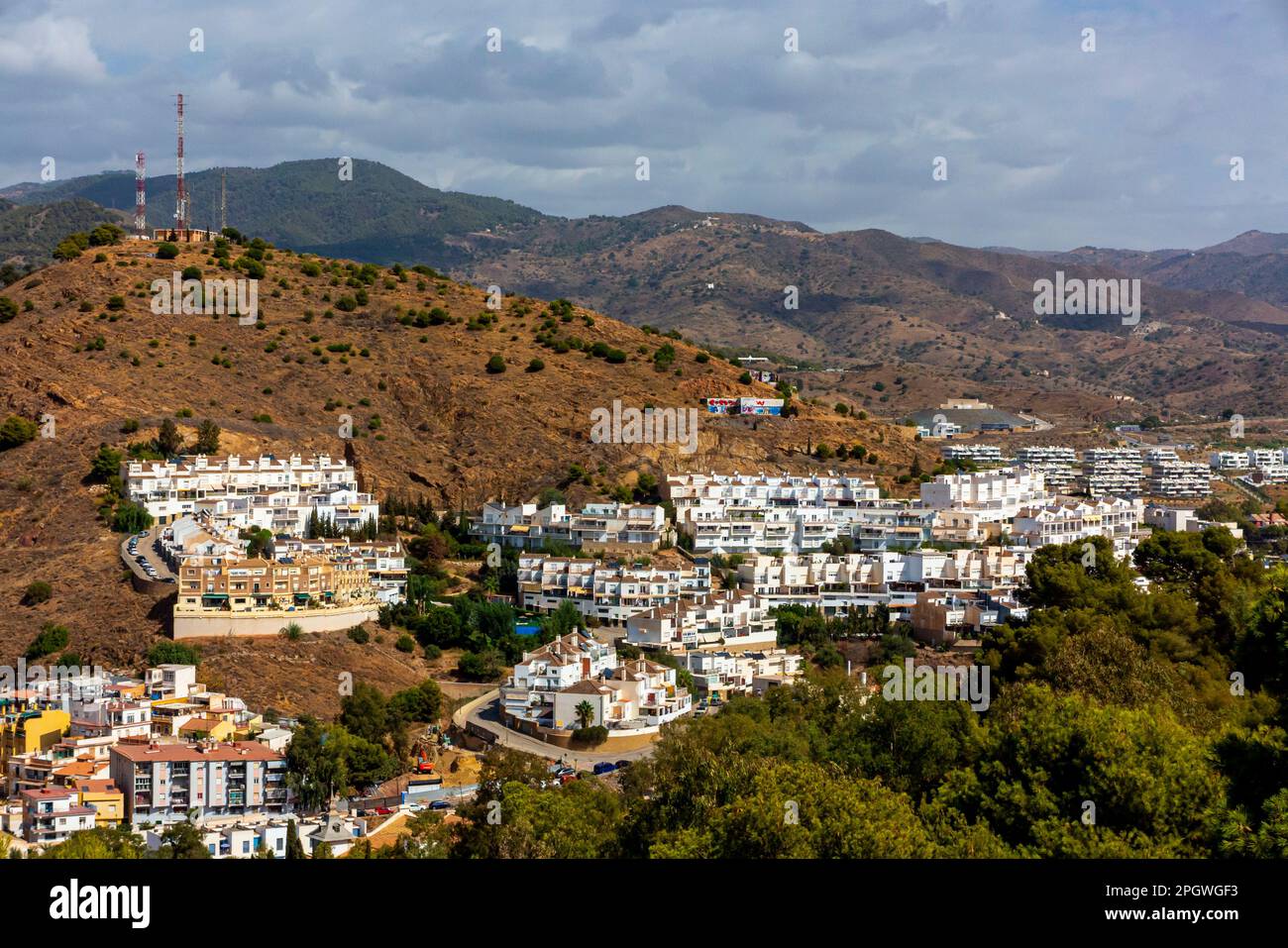 Blick auf Vorstadthäuser, Wohnungen und Gebäude in Malaga, einer großen Stadt in der Provinz Malaga, Andalusien, Südspanien. Stockfoto
