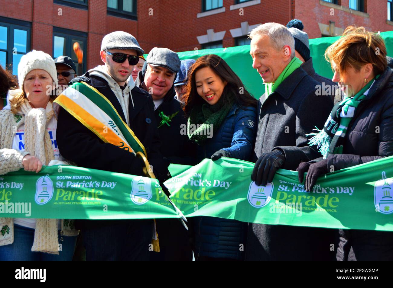 Die Bürgermeisterin von Boston, Michelle Wu, und andere Würdenträger haben ein grünes Band geschnitten, um die jährliche St. Patrick's Day Parade in Southie zu beginnen, bei der die irischen Amerikaner gefeiert werden Stockfoto