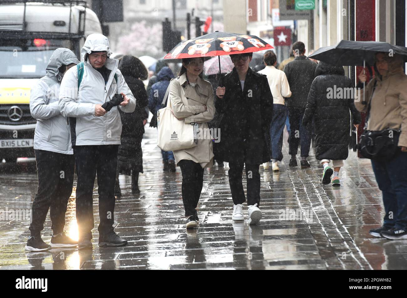 London, Großbritannien. 24. März 2023. Im West End Credit: MARTIN DALTON/Alamy Live News werden die Besucher Londons mittags von sintflutartigen Regen- und Hagelstürmen überrascht Stockfoto