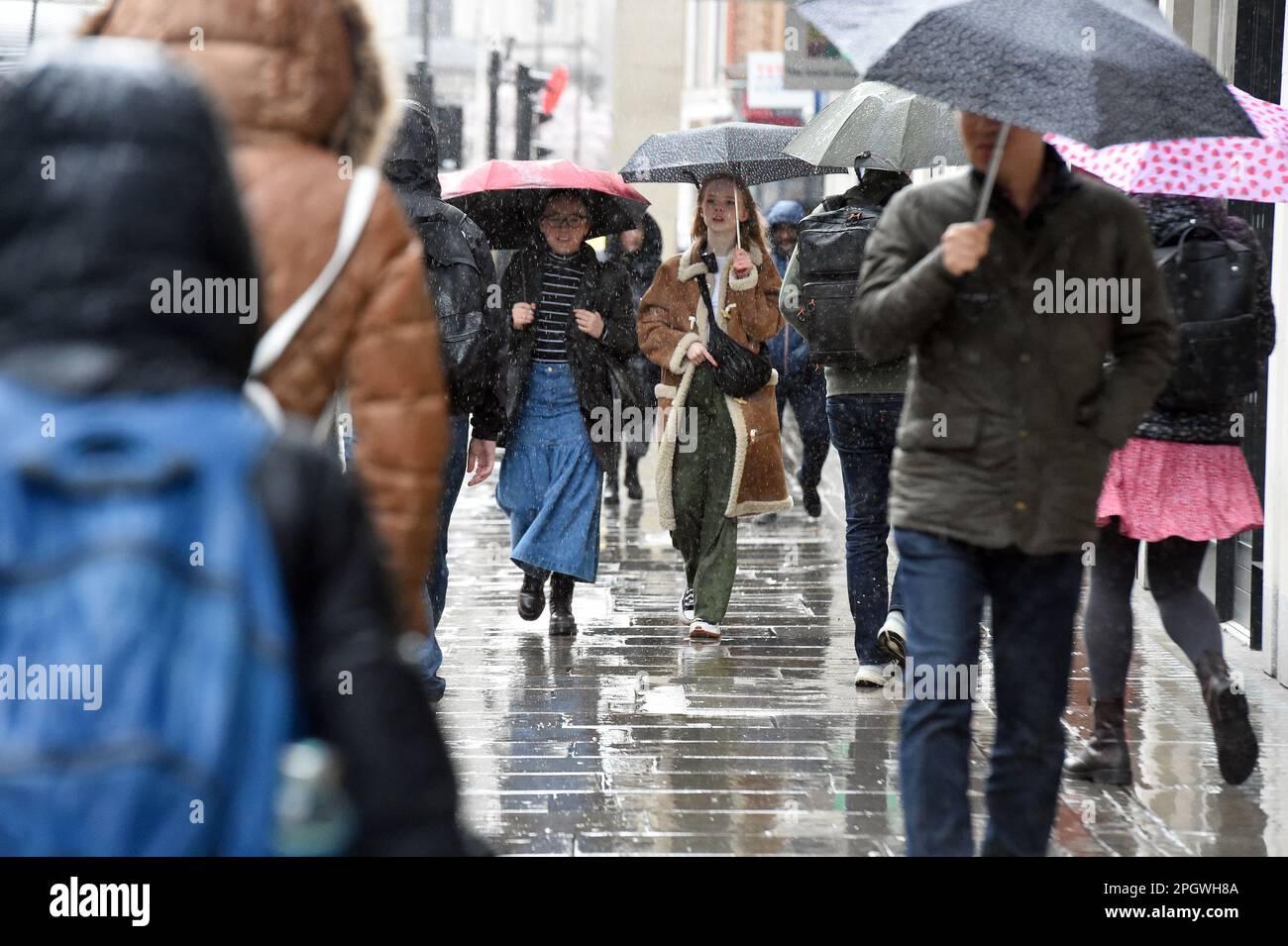 London, Großbritannien. 24. März 2023. Im West End Credit: MARTIN DALTON/Alamy Live News werden die Besucher Londons mittags von sintflutartigen Regen- und Hagelstürmen überrascht Stockfoto