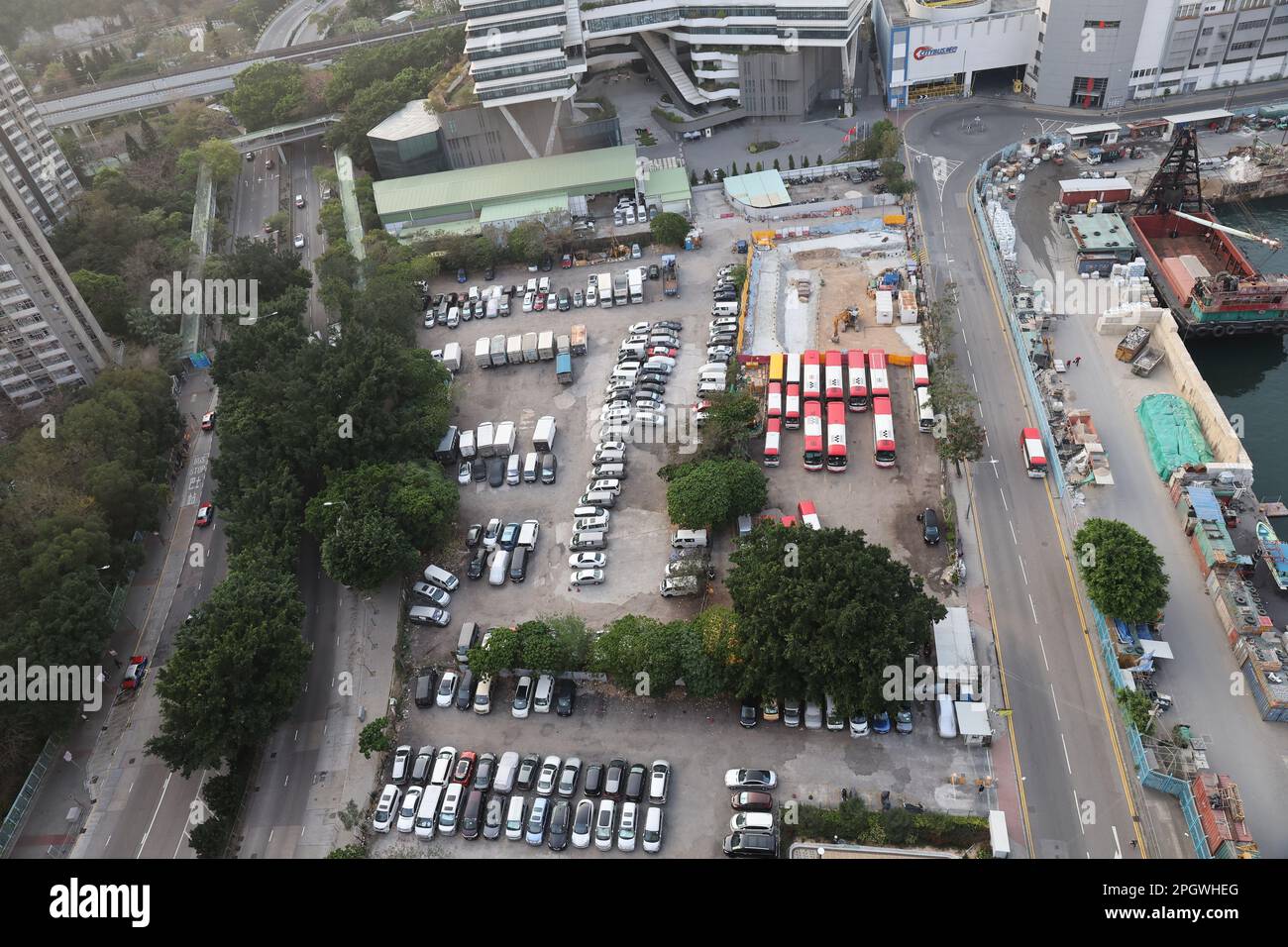 Blick auf den Parkplatz in der Sheung on Street in Chai Wan, wo leichte öffentliche Wohnungen (LPH) gebaut werden. 17MAR23 SCMP/Edmond so Stockfoto
