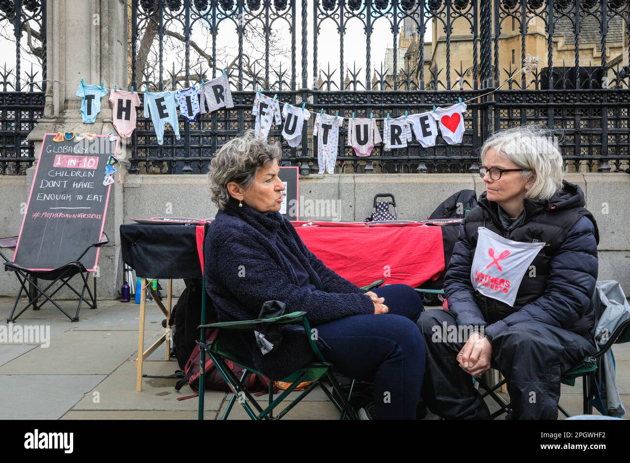 London, Großbritannien. 24. März 2023. Eine Gruppe von Müttern schließt heute ihren Hungerstreik ab. Seit dem Monther's Day (19. März) befinden sie sich bis heute sechs Tage lang in einem Hungerstreik in Westminster, in Anerkennung aller Mütter sowohl im Vereinigten Königreich als auch weltweit, die es sich nicht leisten können, ihre Kinder zu ernähren. Sie protestieren gegen Ernährungsunsicherheit und fordern, dass dringend Maßnahmen gegen Unterernährung und Nahrungsmittelarmut ergriffen werden, und haben ihre Forderungen in einem "Müttermanifest" ausführlich dargelegt. Kredit: Imageplotter/Alamy Live News Stockfoto