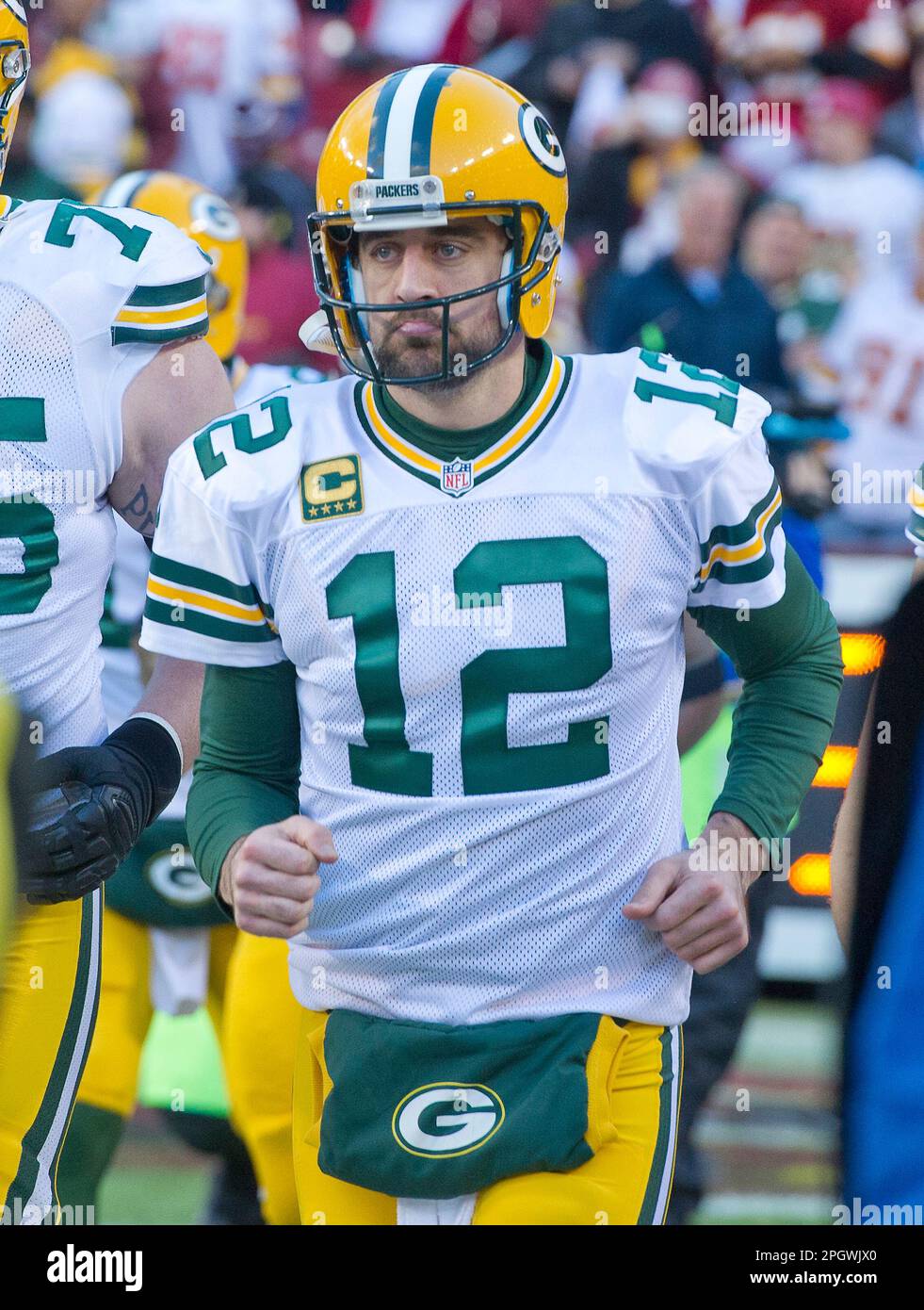 Der Quarterback der Green Bay Packers Aaron Rodgers (12) tritt am Sonntag, den 10. Januar 2016, auf das Spielfeld, während sein Team vor dem NFC Wild Card-Spiel gegen die Washington Redskins im FedEx Field in Landover, Maryland, vorgestellt wird. Guthaben: Ron Sachs / CNP/MediaPunch ***NUR ZUR REDAKTIONELLEN VERWENDUNG*** Stockfoto
