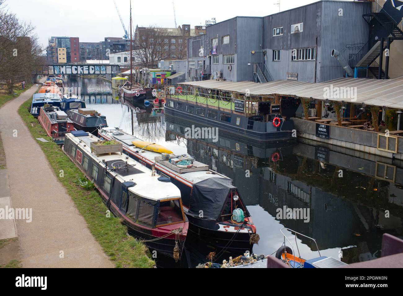 Kanalboote liegen bei Hackney Wick am Hertford Union Canal vor Stockfoto