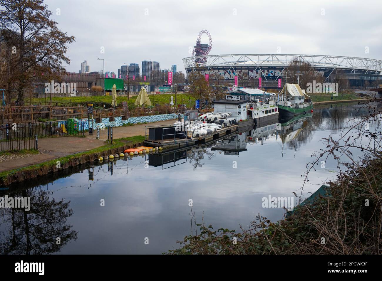 Hackney Wick mit West Ham Stadion neben dem Kanal auf dem Fluss Lee Navigation Stockfoto