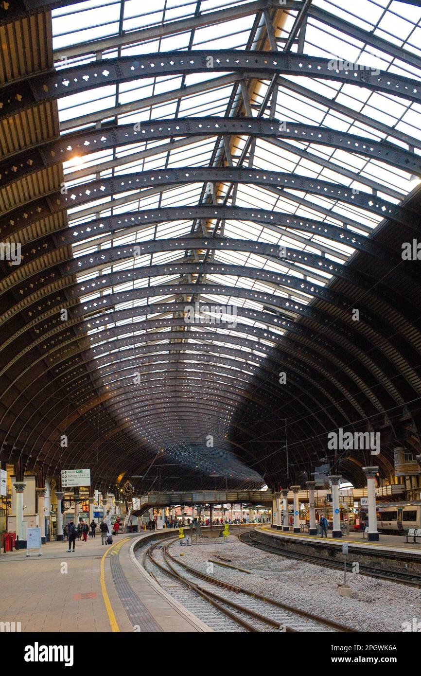 Bahnhof York und Glasdach Stockfoto