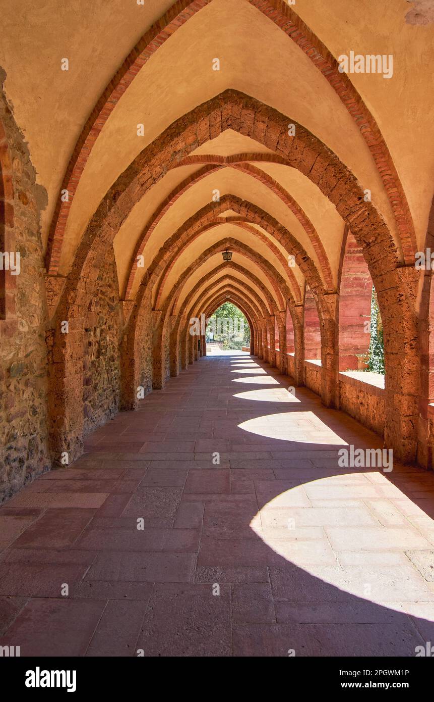 Korridor in den Gewölben einer Abtei in den Bergen Stockfoto