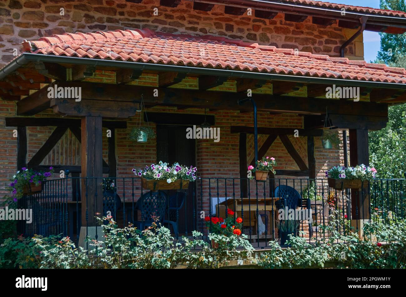 Neue rustikal dekorierte Veranda in einem großen Haus im Dorf Stockfoto