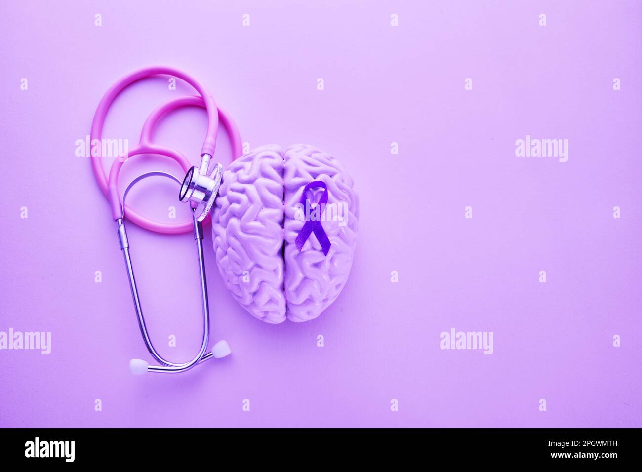 Lila Tag. Epilepsie-Sensibilitätstag-Awareness Purple Ribbon Stockfoto