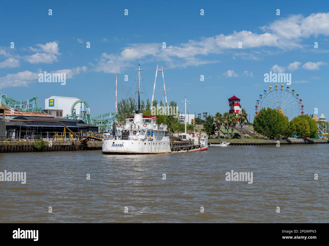 Tigre, Argentinien - 7. Februar 2023: Parana-Schiff, angelegt am Parque de  la Costa, Vergnügungspark Stockfotografie - Alamy