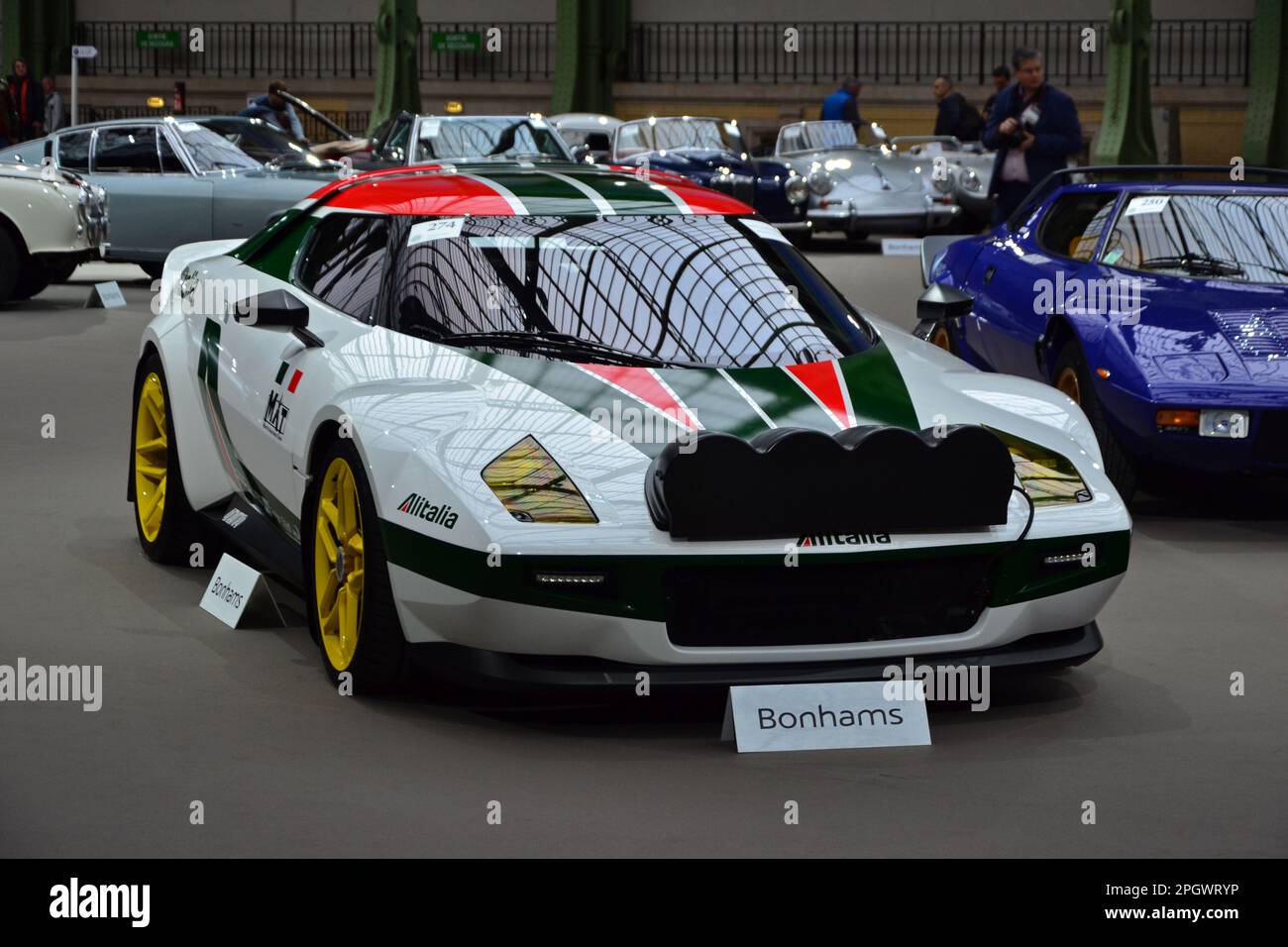 Paris, Frankreich - 4. Februar 2020: Bonhams 2020 im Grand Palais in Paris. Konzentrieren Sie sich auf einen weißen 2009/2019 MAT New Stratos Coupé. Stockfoto