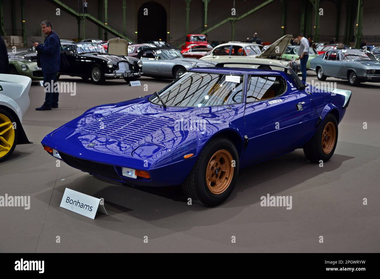 Paris, Frankreich - 4. Februar 2020: Bonhams 2020 im Grand Palais in Paris. Konzentrieren Sie sich auf ein blaues 1976 Lancia Stratos HF Stradale Coupé. Stockfoto