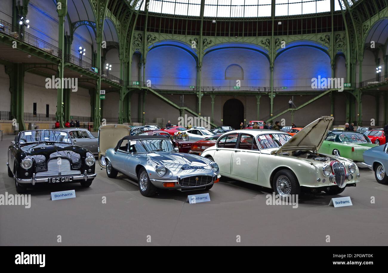 Paris, Frankreich - 4. Februar 2020: Bonhams 2020 im Grand Palais in Paris. Globaler Blick auf die Veranstaltung mit mehreren wunderschönen Oldtimern. Stockfoto