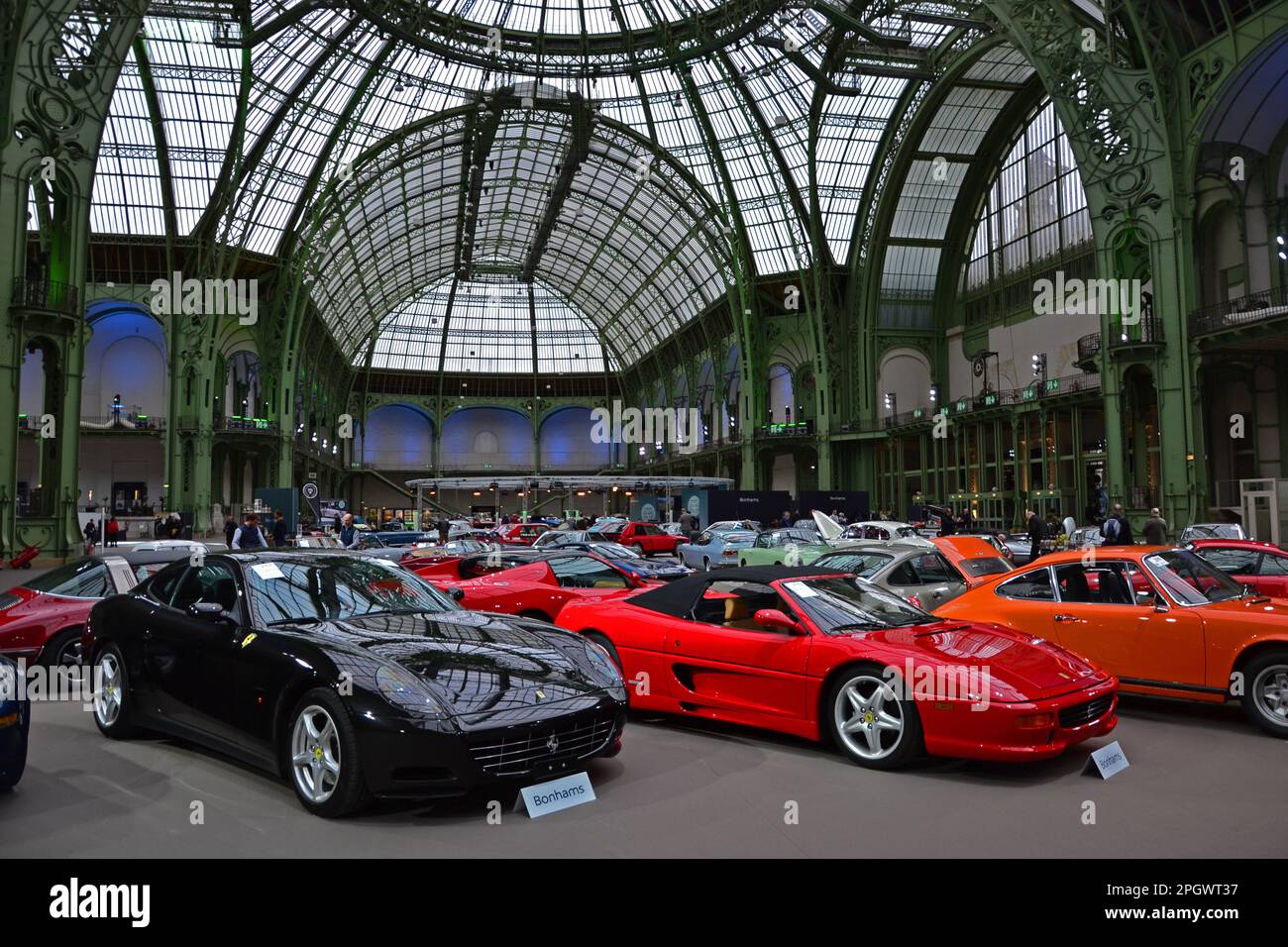 Paris, Frankreich - 4. Februar 2020: Bonhams 2020 im Grand Palais in Paris. Globaler Blick auf die Veranstaltung mit mehreren wunderschönen Oldtimern. Stockfoto