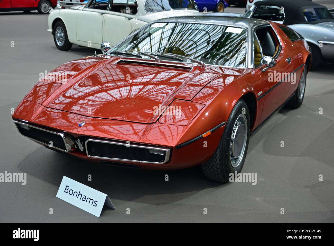 Paris, Frankreich - 4. Februar 2020: Bonhams 2020 im Grand Palais in Paris. Konzentrieren Sie sich auf ein wunderschönes 1973 Maserati Bora 4,9-Liter-Coupé. Fahrgestellnr.. Stockfoto