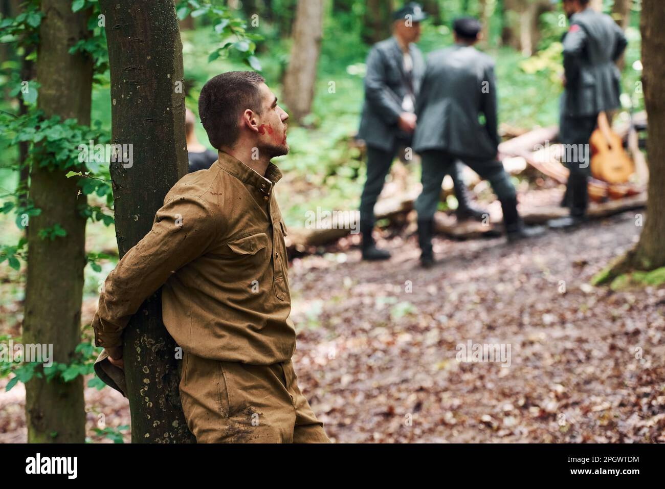 TERNOPIL, UKRAINE - Juni 2020 UPA Ukrainian Insurgent Army Filmfilme. Bilder von hinter der Bühne. Die Geisel ist an einen Baum gefesselt Stockfoto