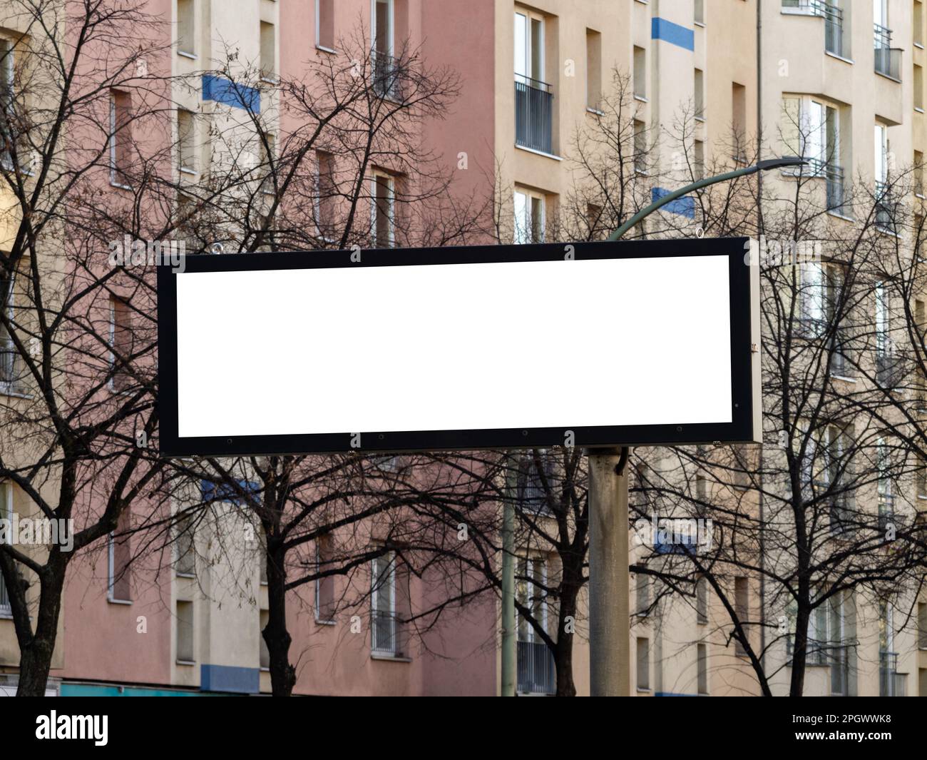 Digitale Anzeige für den Stadtverkehr mit Leerstelle. Muster für Informationen oder Werbung in einem städtischen Gebiet. Leeres Bildschirmmodell im Freien. Stockfoto