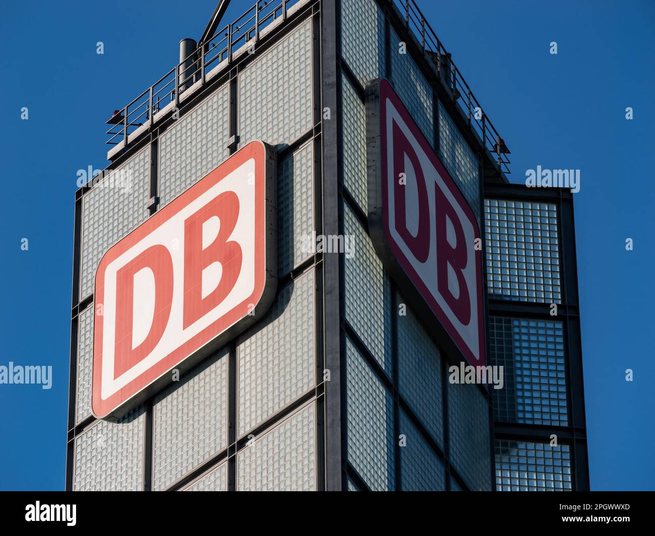Symbol der Deutschen Bahn AG auf einem Gebäude. Schild auf einem Turm außerhalb des deutschen Transport- und Frachtunternehmens. Stockfoto