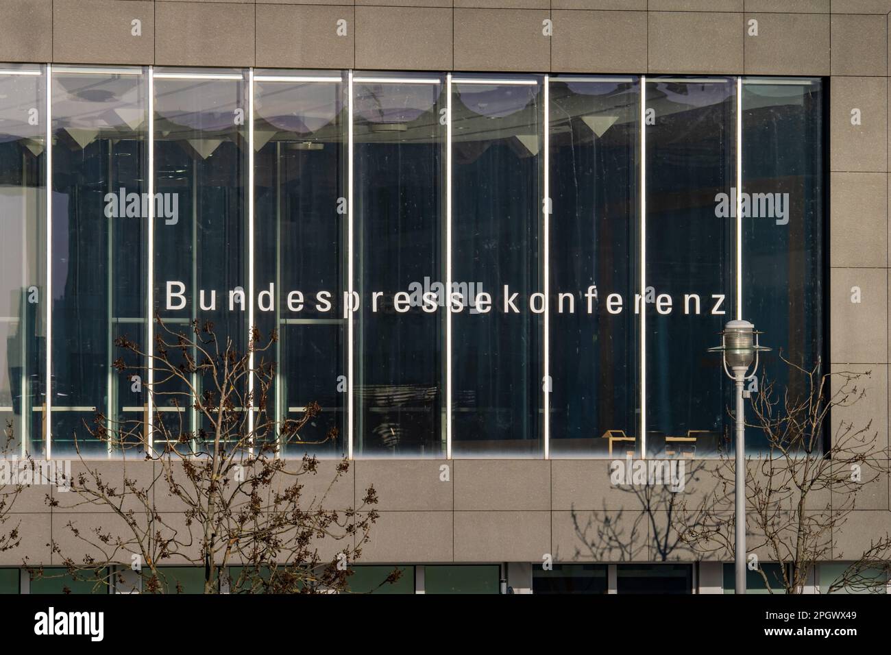 Außenansicht des Gebäudes der Bundespressekonferenz Regierungsgebäude in der Hauptstadt. Kommunikationsmethode der deutschen Politik Stockfoto