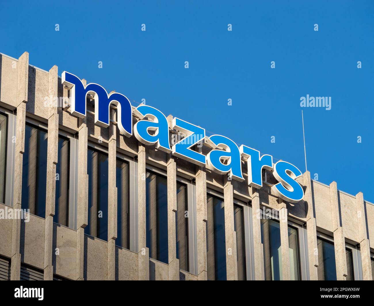 Mazars-Logo auf der Außenfassade des Gebäudes. Internationale Wirtschaftsprüfungs-, Steuer- und Beratungsfirma. Beratungsunternehmen für B2B Kunden weltweit. Stockfoto