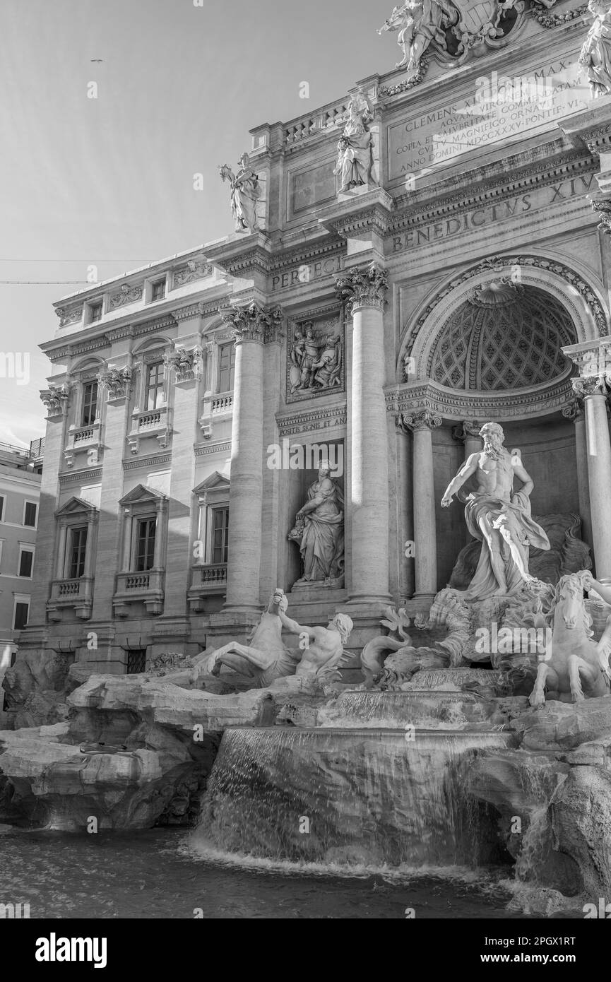Der Trevi-Brunnen ist der größte der berühmten Brunnen in Rom. 1732 begann sie, wurde 1759 schließlich Pietro Bracci anvertraut, mit Hilfe seines Sohnes Stockfoto