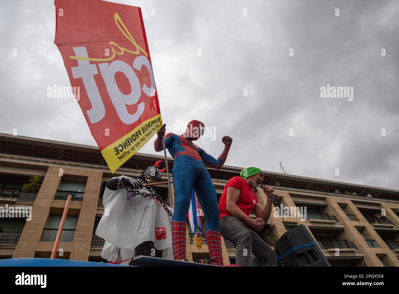 Marseille, Frankreich. 23. März 2023. Ein als Spiderman verkleideter Demonstrante schwenkt während der Demonstration die CGT-Flagge. Der marsch gegen das Rentenreformprojekt wurde zwischen 16000 (Polizei) und 280 000 normalen Demonstranten in Marseille mobilisiert. (Foto: Laurent Coust/SOPA Images/Sipa USA) Guthaben: SIPA USA/Alamy Live News Stockfoto