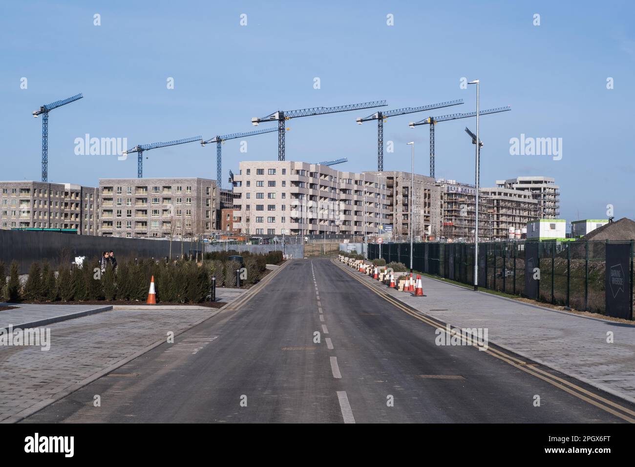 Blick von der leeren Straße in Richtung der neu errichteten Apartments, die im Bau von Barking Riverside Housing Development, East London, England, Großbritannien, stehen. Stockfoto