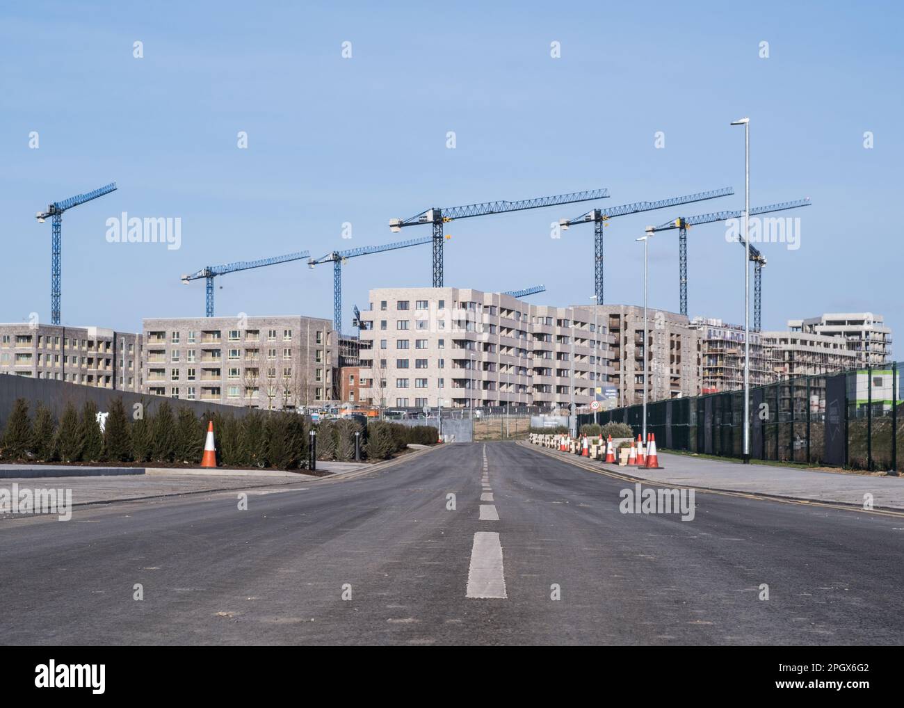 Blick von der leeren Straße in Richtung der neu errichteten Apartments, die im Bau von Barking Riverside Housing Development, East London, England, Großbritannien, stehen. Stockfoto