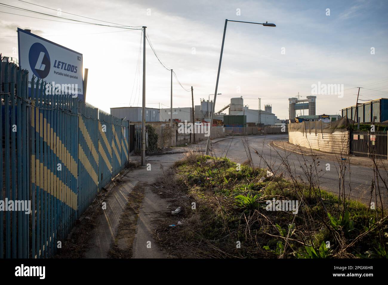 Industriegebiet River Road mit Barking Creek Barrier im Hintergrund, Barking, East London, IG11, England, Großbritannien. Industrielandschaft in der Dämmerung. Stockfoto