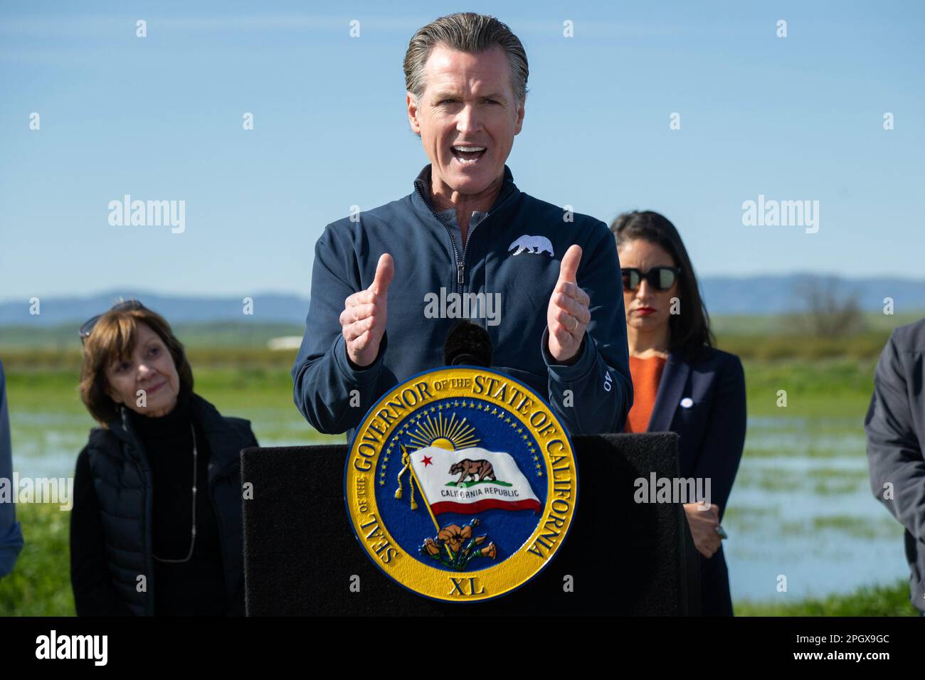 Dunnigan, Kalifornien, USA. 24. März 2023. Gouverneur GAVIN NEWSOM besucht die Farm mit recyceltem Wasser, um das Grundwasser in Dunnigan wieder aufzufüllen. Newsom beendete einige der Wasserbeschränkungen des Bundesstaates, da ein Winter von unerbittlichem Regen und Schnee die Reservoire wieder auffüllte und die Angst vor einem Mangel nach drei Jahren schwerer Dürre beruhigte. (Kreditbild: © Paul Kitagaki Jr./ZUMA Press Wire) NUR REDAKTIONELLE VERWENDUNG! Nicht für den kommerziellen GEBRAUCH! Stockfoto