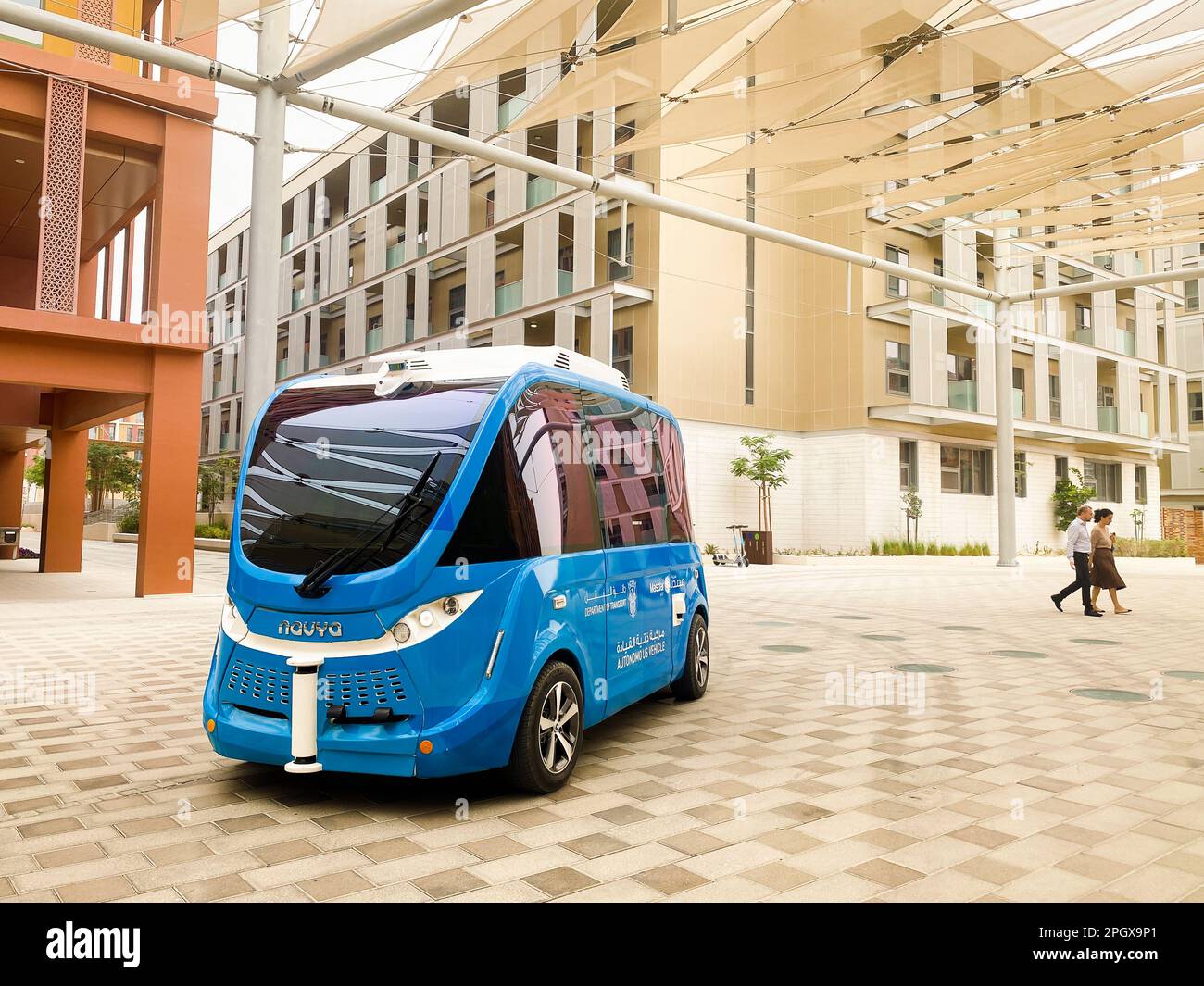 VAE, Abu Dhabi - 13. märz 2023: Autonomous Car Stand in futuristischer Stadt Masdar mit umweltfreundlicher Architektur. Masdar Future City Concept in den Vereinigten Arabischen Emiraten Stockfoto