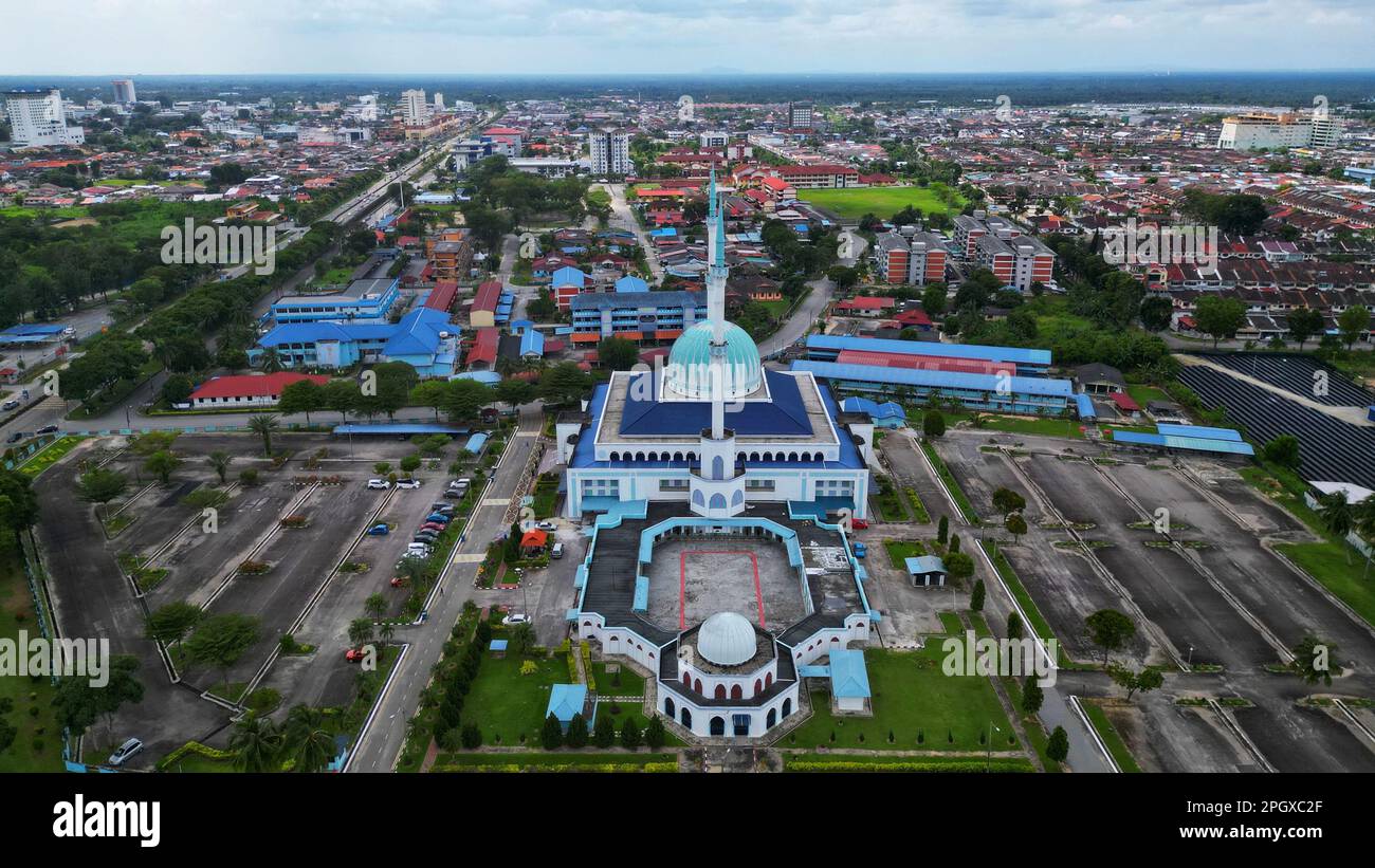 Eine majestätische Moschee Sultan Ismail in Batu Pahat mit Ständen im Zentrum einer belebten urbanen Landschaft Stockfoto