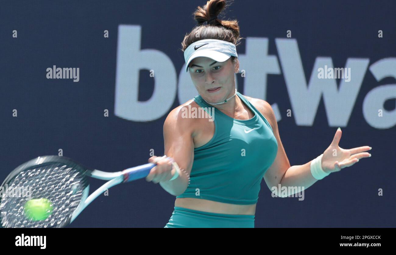 Miami Gardens, Usa. 24. März 2023. Bianca Andreescu aus Kanada trifft am dritten Tag bei den Miami Open im Hard Rock Stadium in Miami Gardens, Florida, am Freitag, den 24. März 2023, eine Vorrunde für Maria Sakkara aus Griechenland. Andreescu besiegte Sakkara 7-7, 6-3, 6-4. Foto: Gary i Rothstein/UPI Credit: UPI/Alamy Live News Stockfoto