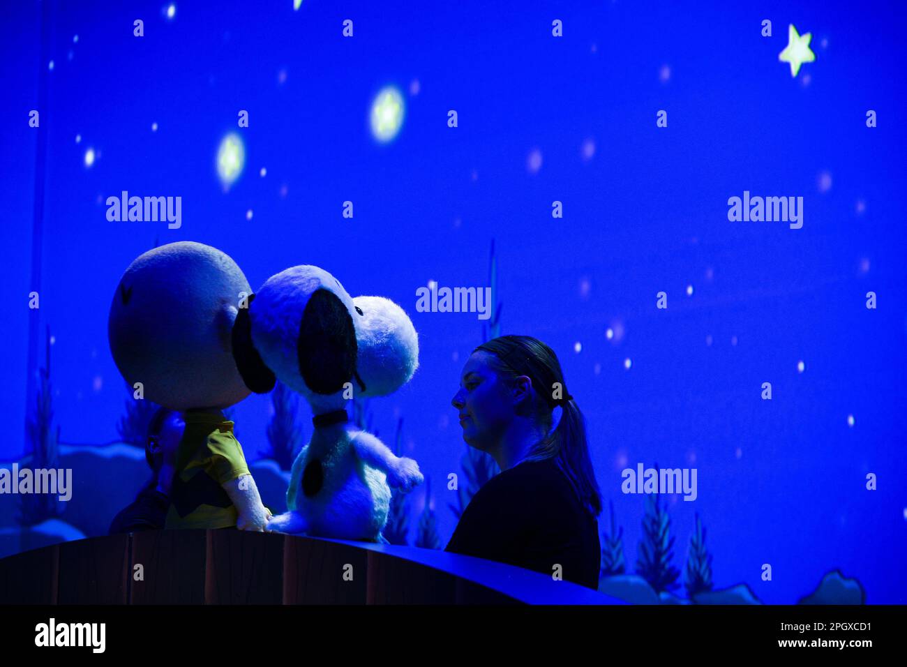 Peanuts Charaktere Charlie Brown und Snoopy und ihre Puppenspieler blicken bei einer Eröffnungsvorstellung der neuen „Edutainment“ Experience „All Systems Are Go“ im Kennedy Space Center Visitor Complex, Florida, am Freitag, den 24. März 2023, in die Zukunft. Foto: Joe Marino/UPI Credit: UPI/Alamy Live News Stockfoto