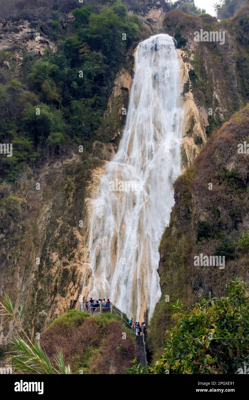 Die Menschen von einem Aussichtspunkt aus betrachten den Wasserfall El Chiflón in Chiapas, Mexiko Stockfoto