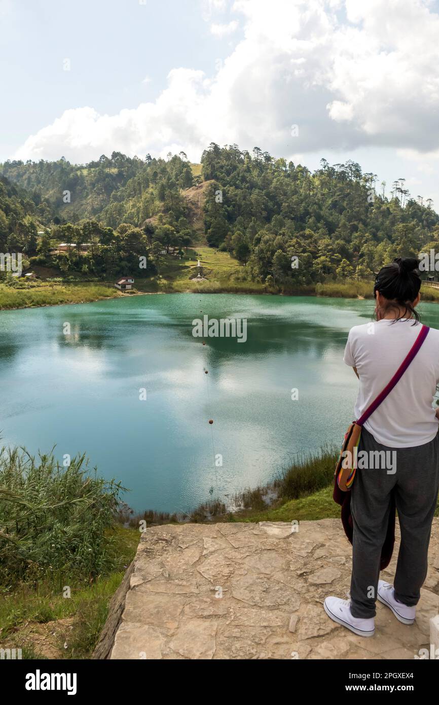 Eine Frau sieht die Grenze über einen See zwischen Guatamala und Mexiko Stockfoto