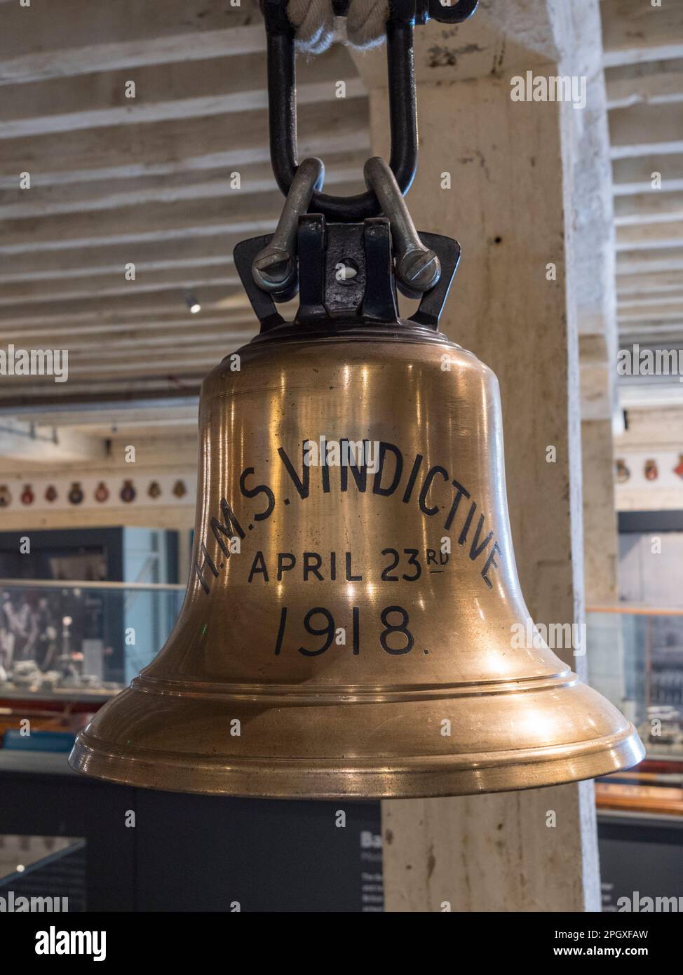 The Ships bell from HMS Vindictive (April 23. 1918), in the Steam, Steel & Submarine Exhibition, Historic Dockyard Chatham, Kent, Großbritannien. Stockfoto