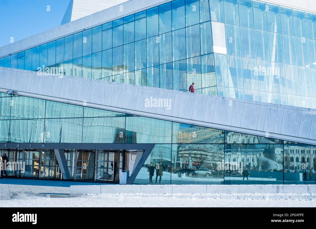 Oslo, Norwegen - 11. März 2023: Personen auf dem Opernhaus von Oslo. Stockfoto