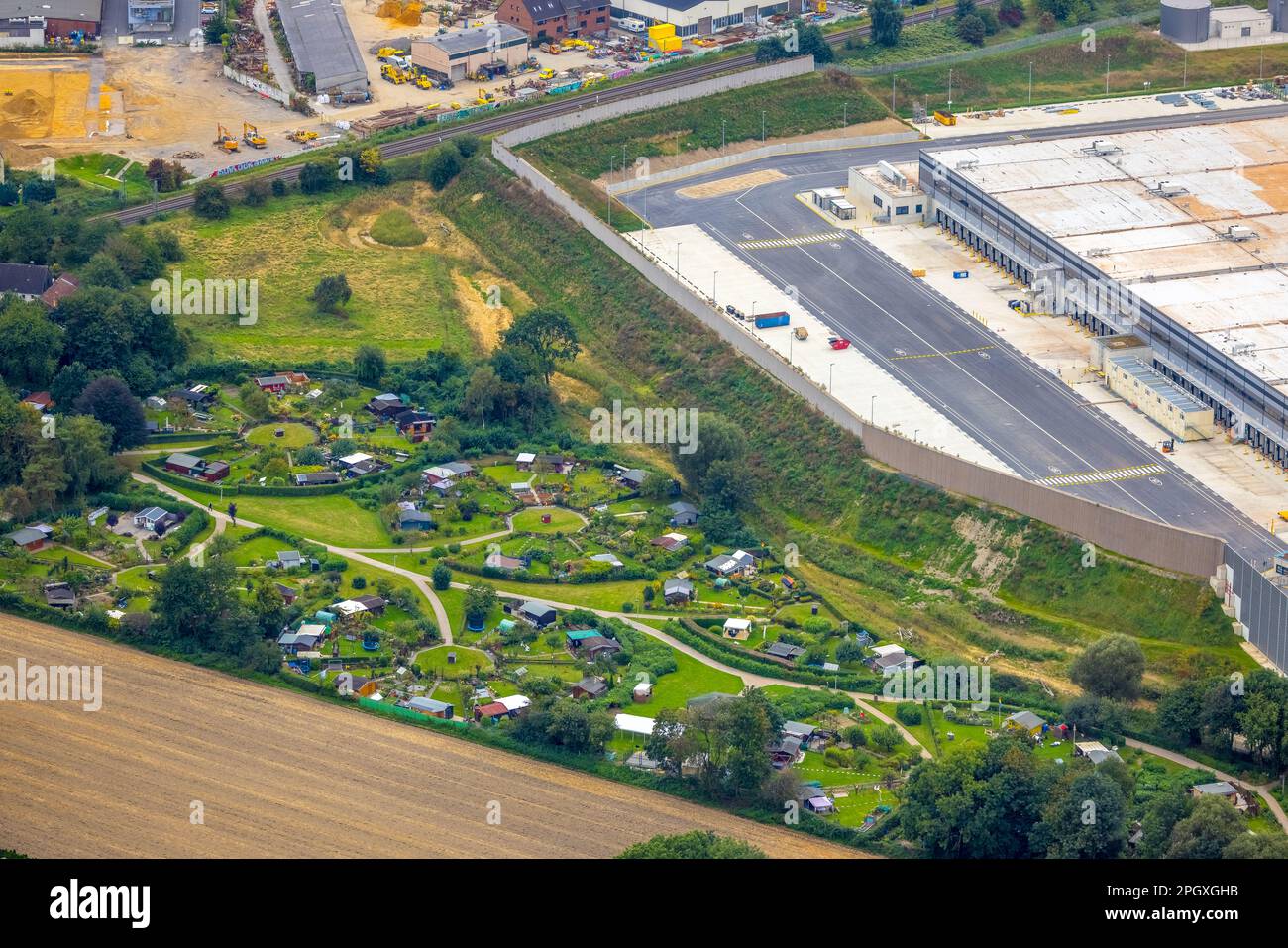 Luftaufnahme, Amazon Sortierzentrum Witten in der Brauckstraße mit Trennwand zum Allotment Garden Association Mellmausland im Bezirk Rüdingh Stockfoto