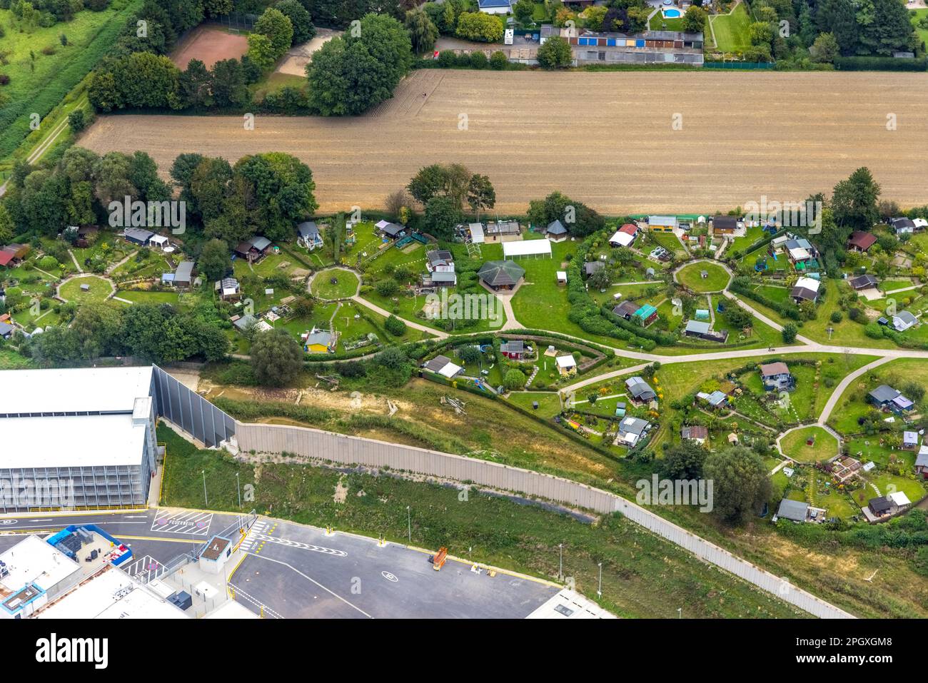 Luftaufnahme, Amazon Sortierzentrum Witten in der Brauckstraße mit Trennwand zum Allotment Garden Association Mellmausland im Bezirk Rüdingh Stockfoto