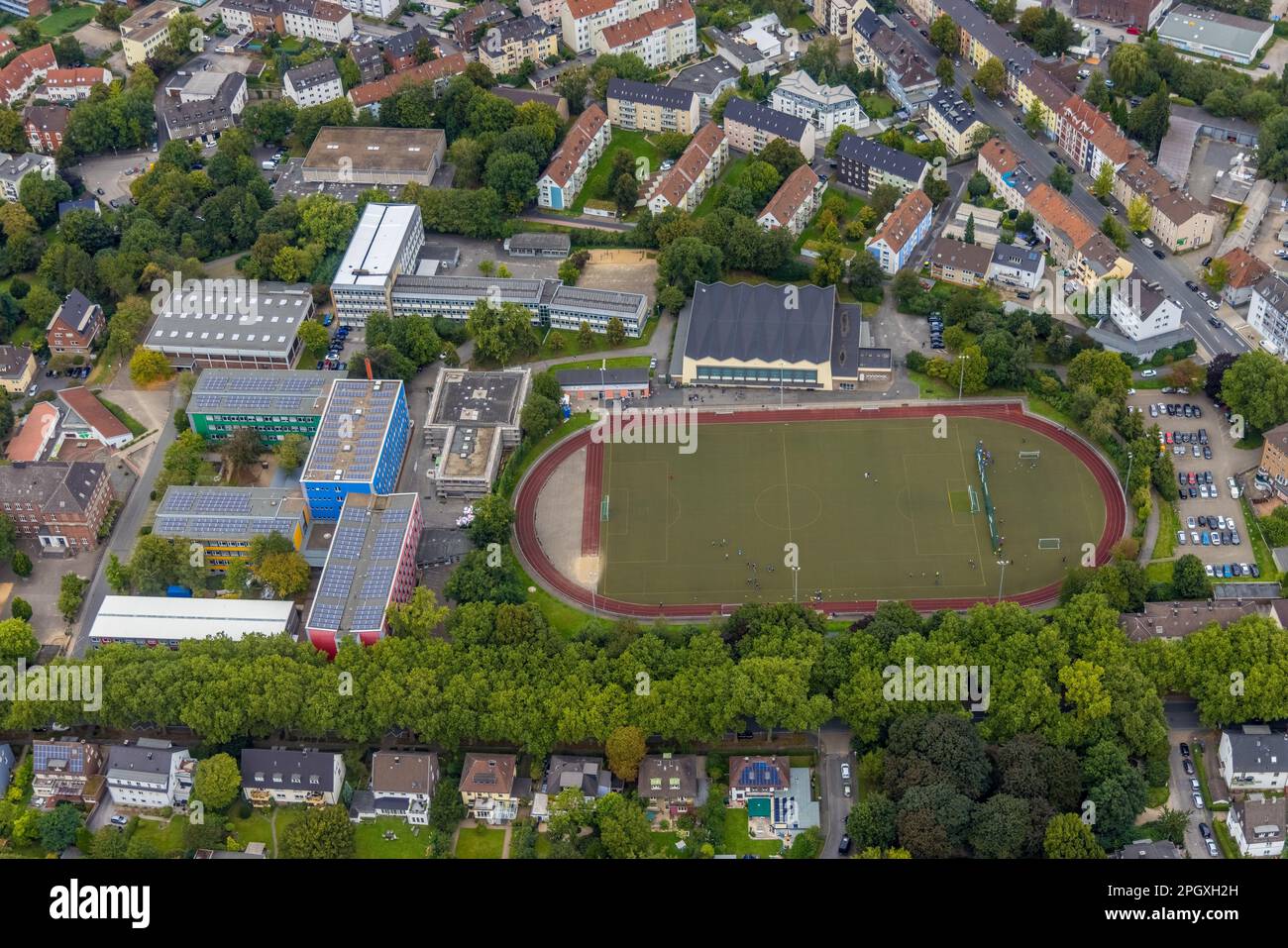 Luftaufnahme, Berufskolleg und Otto-Schott-Realschule sowie Sportplatz mit Husemannhalle in der Husemannstraße in Witten, Ruhrgebiet, Nordrhein-Westfalen Stockfoto
